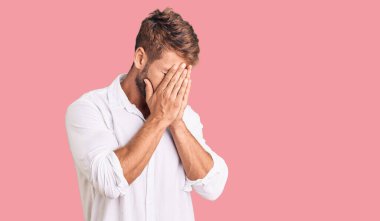 Ağlarken suratını ellerle kapatan, günlük kıyafetler giyen beyaz bir genç. depresyon kavramı. 