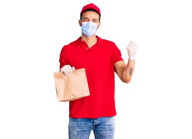 Yakışıklı, İspanyol asıllı genç bir adam yemek dağıtıyor. Covid-19 güvenlik maskesi takmış gururla bağırıyor, zaferi ve başarıyı kutluyor. Kollarını kaldırıp heyecanla bekliyor. 