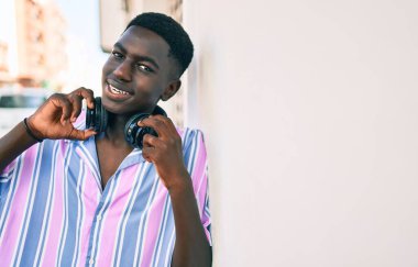 Şehrin caddesinde kulaklık kullanan Afrikalı genç bir Amerikalı..