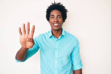 Yakışıklı Afro saçlı, sıradan giyinmiş, dört numarayı işaret eden, kendinden emin ve mutlu gülümseyen Afro-Amerikan adam.. 