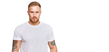 Sıradan kıyafetler giyen genç İrlandalı adam şüpheci ve gergin, sorun yüzünden surat asıyor. negatif kişi. 