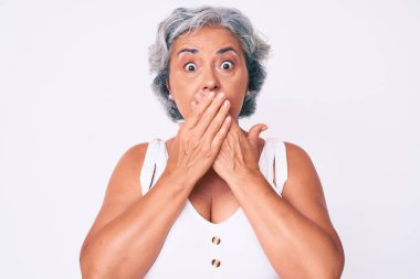 Gündelik kıyafetler giyen son sınıf İspanyol kadın yanlışlıkla elleri ile ağzını kapatırken şok oldu. gizli kavram. 