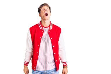 Beyzbol üniforması giyen genç yakışıklı sinirli ve kızgın çığlık atan sinirli ve öfkeliydi. Öfkeyle bağırıyordu. öfke ve agresif konsept. 