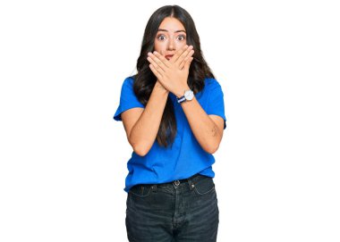 Güzel esmer, gündelik kıyafetler giyen genç bir kadın yanlışlıkla elleriyle ağzını kapatırken şok oldu. gizli kavram. 