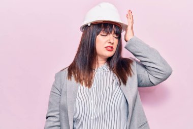 Mimar şapkası takan genç ve cüsseli bir kadın bir hata yüzünden el ele tutuşup şaşırdı. Hatayı unutmayın. Unuttum, kötü hafıza kavramı. 