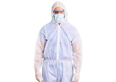 Koronavirüs üniforması giyen genç İspanyol bir adam şüpheci ve sinirli bir tıbbi maske takıyor ve sorun yüzünden surat asıyor. negatif kişi. 