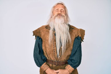Gri saçlı, uzun sakallı, Viking kostümü giyen, kameraya bakıp havada öpüşen sevimli ve seksi yaşlı bir adam. aşk ifadesi. 