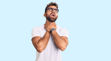 Günlük kıyafet ve gözlük takan genç İspanyol adam boğularak öldü diye bağırıyor. Sağlık problemi. Boğulma ve intihar konsepti. 