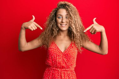 Yazlık elbise giyen güzel beyaz kız. Kendine güvenen, gülümseyen, kendini gururlu ve mutlu gösteren.. 