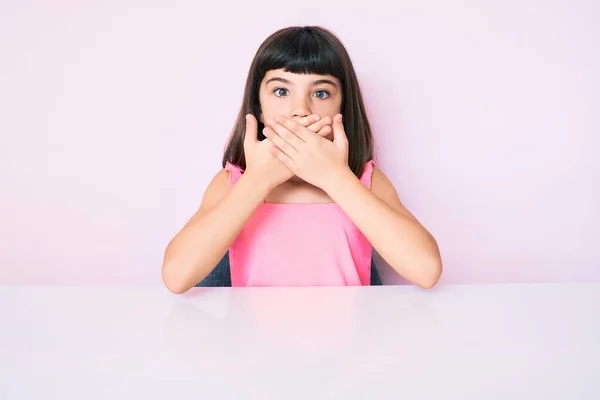 Ung Liten Flicka Med Smäll Bär Casual Kläder Sitter Bordet — Stockfoto