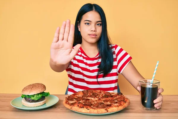 Fiatal Gyönyörű Ázsiai Lány Eszik Gyorsétterem Pizza Burger Nyitott Kézzel — Stock Fotó