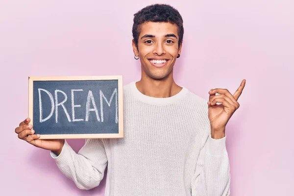 Jeune Homme Afro Américain Tenant Tableau Noir Avec Mot Rêve — Photo