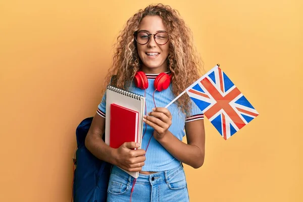 Hermosa Chica Caucásica Adolescente Intercambio Estudiante Sosteniendo Reino Unido Bandera —  Fotos de Stock