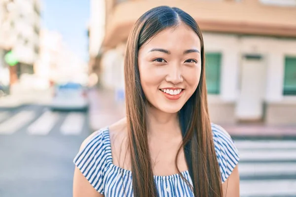 Joven Mujer China Sonriendo Feliz Caminando Calle Ciudad —  Fotos de Stock