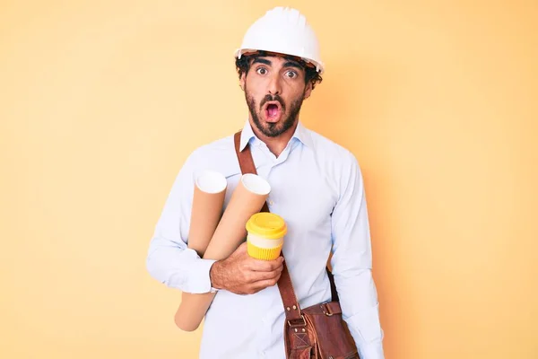 Bonito Jovem Com Cabelo Encaracolado Urso Vestindo Arquiteto Hardhat Segurando — Fotografia de Stock