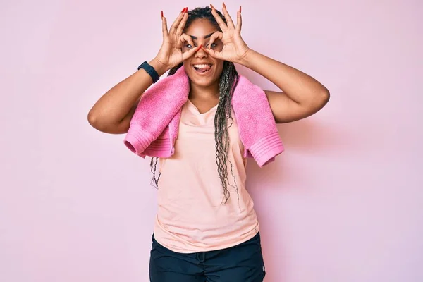 Jonge Afro Amerikaanse Vrouw Met Vlechten Sportkleding Handdoek Doet Het — Stockfoto