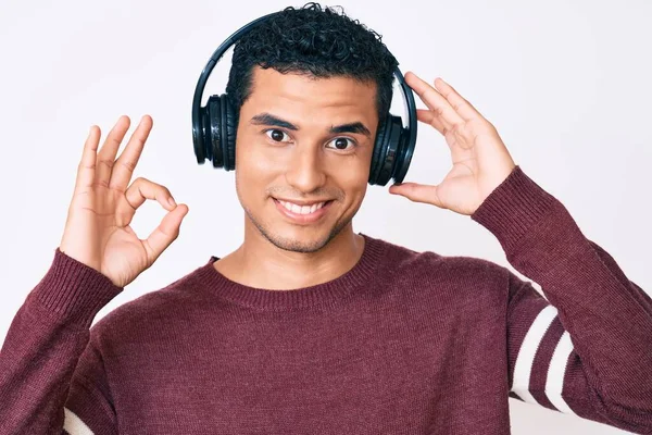 Joven Hombre Hispano Guapo Escuchando Música Usando Auriculares Haciendo Signo — Foto de Stock