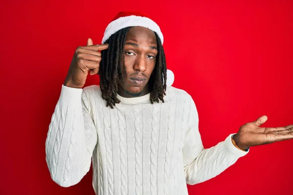 Homem Afro Americano Com Tranças Usando Chapéu Natal Confuso Irritado — Fotografia de Stock