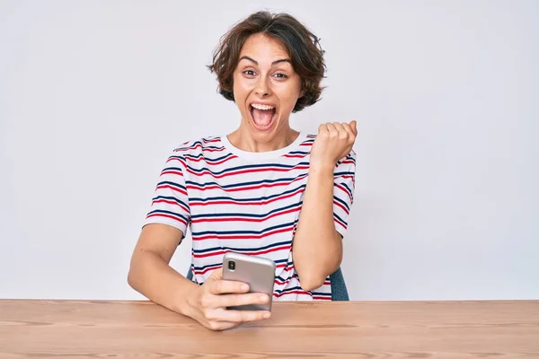 Jonge Spaanse Vrouw Met Behulp Van Smartphone Zitten Tafel Schreeuwen — Stockfoto