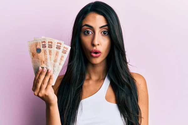Beautiful Hispanic Woman Holding United Kingdom Pounds Scared Amazed Open — Stock Photo, Image