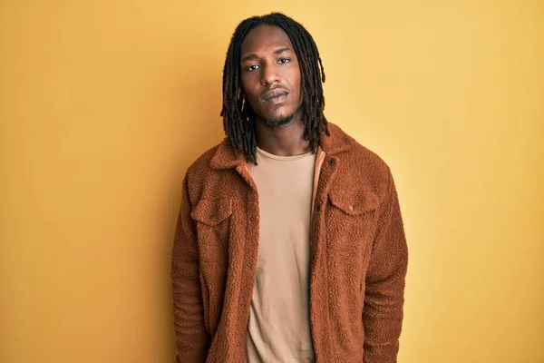 Hombre Afroamericano Con Trenzas Con Chaqueta Retro Marrón Que Luce —  Fotos de Stock