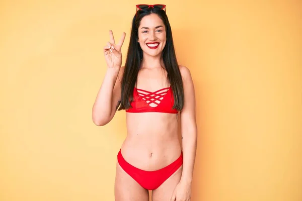 Junge Schöne Kaukasierin Bikini Lächelnd Mit Glücklichem Gesicht Die Die — Stockfoto