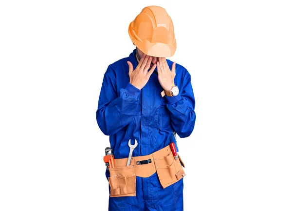 Ung Latinamerikan Man Bär Arbetare Uniform Gnugga Ögon För Trötthet — Stockfoto