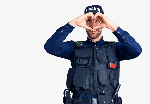 Ung Stilig Man Klädd Polisuniform Gör Hjärtform Med Hand Och — Stockfoto