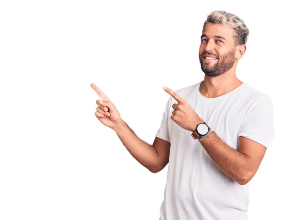 Jovem Homem Loiro Bonito Vestindo Camiseta Casual Sorrindo Com Rosto — Fotografia de Stock