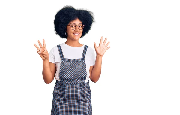 年轻的非洲裔美国女孩穿着休闲装 手指指向八号 面带微笑 自信而快乐 — 图库照片