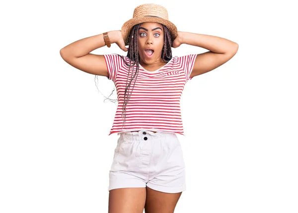 Young African American Woman Braids Wearing Summer Hat Crazy Scared — Stock Photo, Image