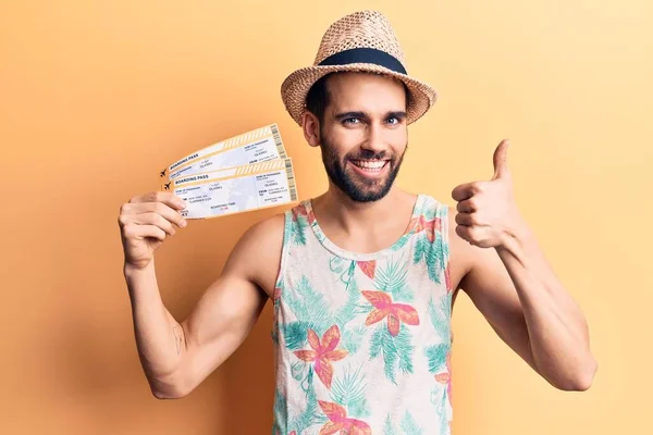 Joven Hombre Guapo Con Barba Con Sombrero Verano Sosteniendo Tarjeta —  Fotos de Stock