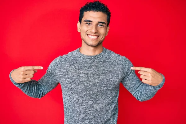Jeune Homme Hispanique Beau Sur Fond Rouge Regardant Confiant Avec — Photo