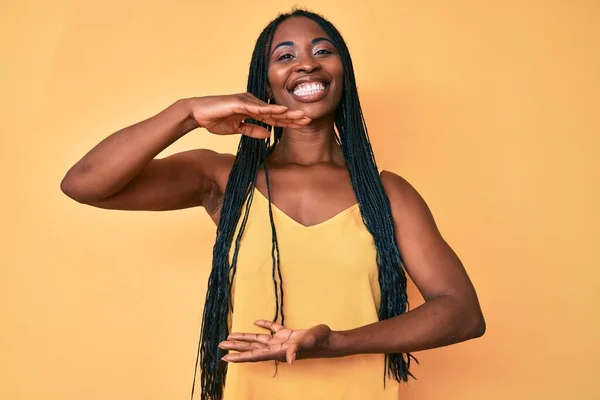 Femme Afro Américaine Avec Des Tresses Portant Des Vêtements Décontractés — Photo