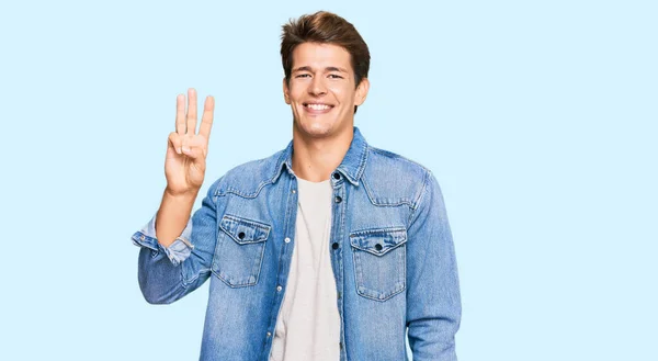 Bello Uomo Caucasico Che Indossa Giacca Denim Casual Mostrando Indicando — Foto Stock