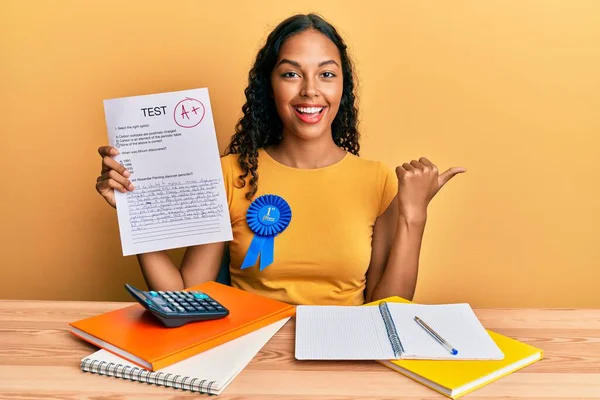 Ung Afrikansk Amerikansk Flicka Visar Godkänd Examen Pekar Tummen Upp — Stockfoto
