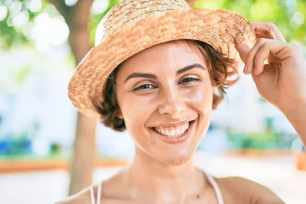 Junge Hispanische Frau Urlaub Lächelt Glücklich Beim Spaziergang Park — Stockfoto