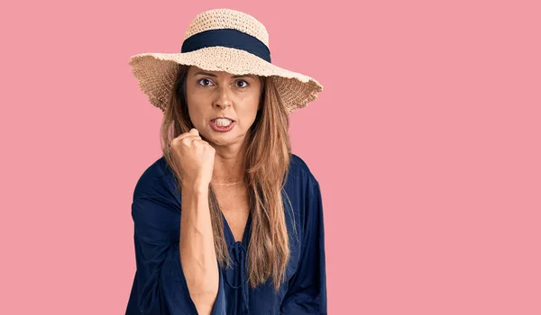 Mulher Hispânica Meia Idade Usando Chapéu Verão Irritado Louco Levantando — Fotografia de Stock