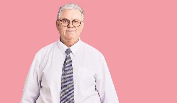 Senior Gråhåret Mand Iført Business Tøj Med Glad Cool Smil - Stock-foto