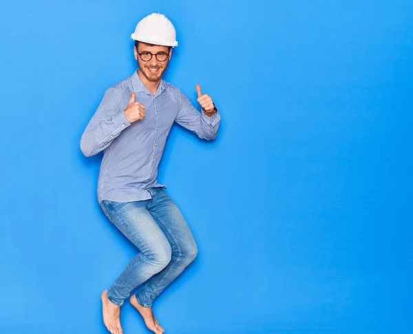 Giovane Bello Architetto Uomo Con Gli Occhiali Hardhat Sorridente Felice — Foto Stock