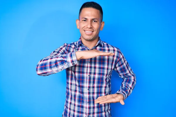 Homem Latino Bonito Jovem Vestindo Roupas Casuais Gesticulando Com Mãos — Fotografia de Stock