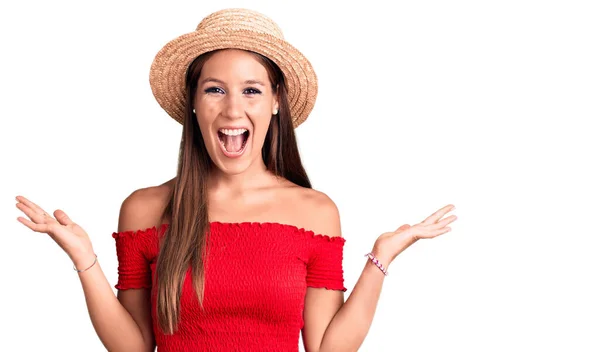 Joven Mujer Hispana Hermosa Con Sombrero Verano Celebrando Loco Loco — Foto de Stock