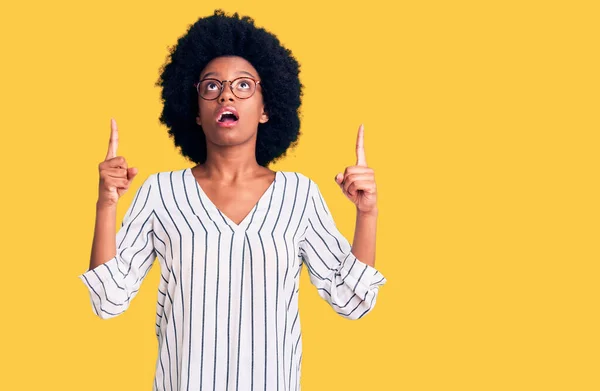 Mladá Afroameričanka Neformálním Oblečení Brýlích Užasla Překvapila Když Zvedla Hlavu — Stock fotografie