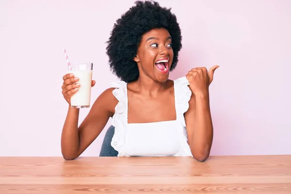 Jong Afrikaans Amerikaans Vrouw Houden Glas Melk Duim Wijzen Naar — Stockfoto