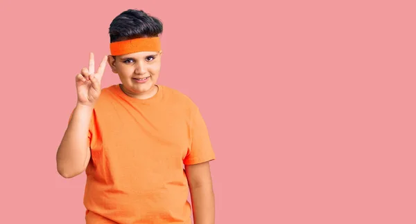 Ein Kleiner Junge Sportkleidung Lächelt Die Kamera Und Zeigt Finger — Stockfoto