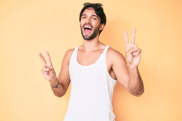 Bonito Homem Hispânico Vestindo Look Verão Óculos Sol Sorrindo Olhando — Fotografia de Stock