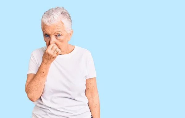 Donna Anziana Bella Con Gli Occhi Azzurri Capelli Grigi Indossa — Foto Stock