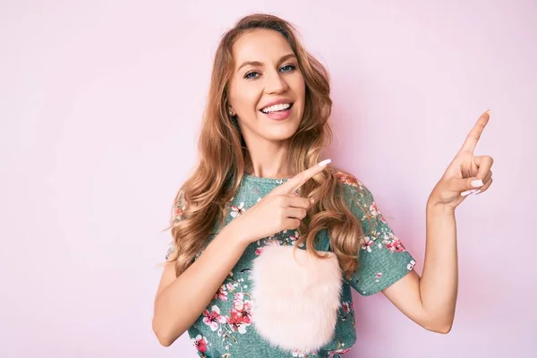 Joven Mujer Caucásica Con Pelo Rubio Vistiendo Ropa Casual Sonriendo — Foto de Stock