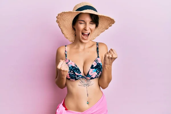 Junge Brünette Frau Mit Kurzen Haaren Bikini Und Hut Feiert — Stockfoto