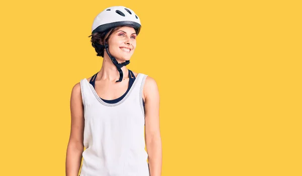 顔に笑顔で横に見える自転車のヘルメットを着て短い髪を持つ美しい若い女性は 自然な表情 自信を持って — ストック写真
